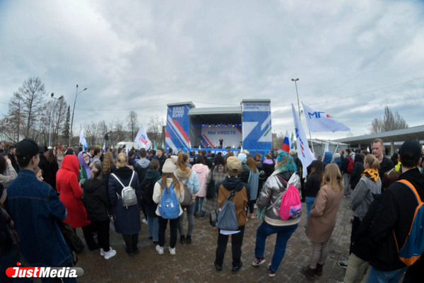 В Екатеринбурге прошел митинг-концерт в поддержку добровольцев собирающих гуманитарную помощь для жителей Донбасса - Фото 1