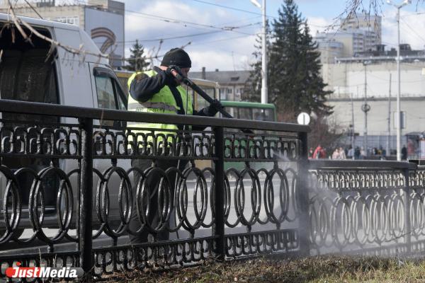Коммунальщики Екатеринбурга уделяют особое внимание уборке улиц, на которых ведутся строительные работы - Фото 1
