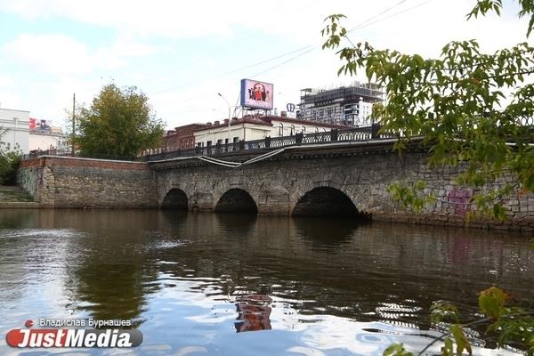 Глава Екатеринбурга Алексей Орлов утвердил проект реконструкции Каменного моста через реку Исеть - Фото 1