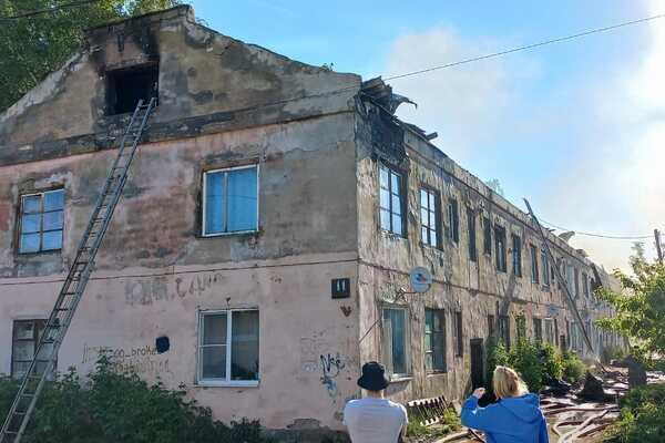В Невьянске крупный пожар уничтожил крышу двухэтажного жилого дома - Фото 1