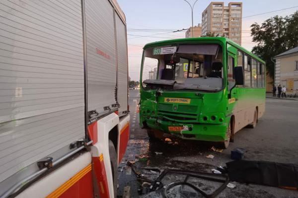 На Уралмаше скончался кондуктор после столкновения автобуса с пожарной машиной - Фото 1