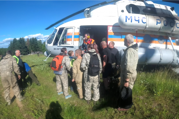 На севере Свердловской области спасатели эвакуировали на вертолете 12 туристов, у которых сломался вездеход - Фото 1