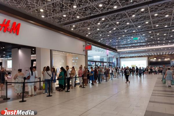 Открытый на финальную распродажу H&M парализовал «Мегу» огромной очередью - Фото 1