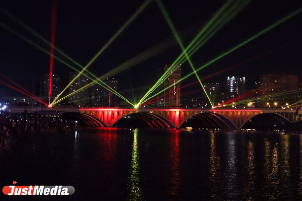 День города в Екатеринбурге завершился фейерверком и светомузыкальным шоу. ФОТО - Фото 1