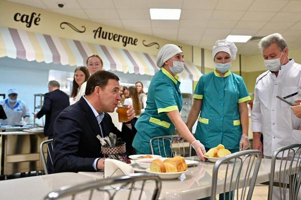 Евгений Куйвашев заехал в школьную столовую после жалобы ученика на червей в супе - Фото 1