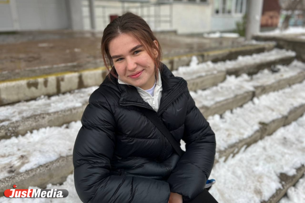 Милана Вяткина, старшеклассница: «Не люблю холод, но гулять в снегопад в городе обожаю». В Екатеринбурге 0 градусов - Фото 1