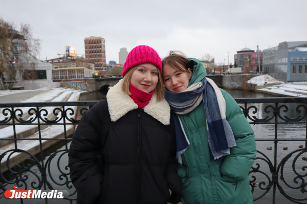 Яна Николаева и Елизавета Копотилова, студентки: «Любим Екатеринбург за милых уточек». В Екатеринбурге +3 градуса - Фото 1