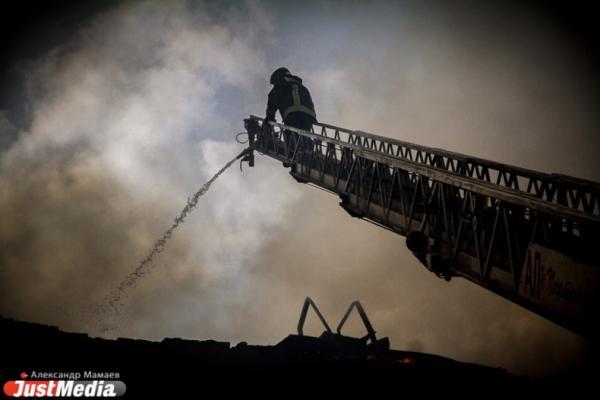 В Перми полностью сгорел ретропоезд - Фото 1