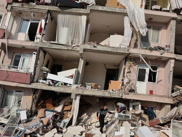Число жертв землетрясения в Турции превысило 14 тысяч - Фото 1