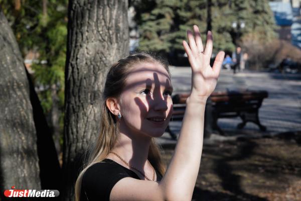 Виктория Дмитриева, студентка: «Погода очень радует. Весна – мое любимое время года». В Екатеринбурге 15 градусов - Фото 1
