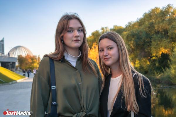 Арина Ларина и Валерия Харитонова, студентки: «Нам травится дождь за окном и теплая погода». В Екатеринбурге +13 градусов - Фото 1