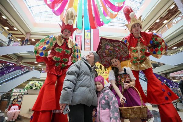 В Екатеринбурге Масленица завершилась танцами и поеданием блинов на скорость - Фото 1
