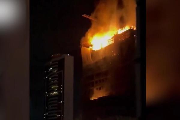 На востоке Бразилии случился сильный пожар в 28-этажном небоскребе - Фото 1