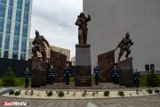 В Екатеринбурге установили памятник работникам МЧС