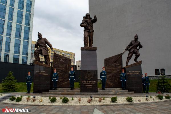 В Екатеринбурге установили памятник работникам МЧС - Фото 1