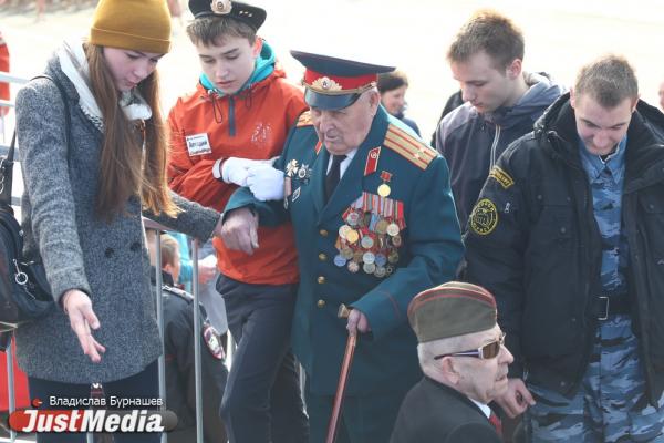 Евгений Куйвашев поручил поздравить всех ветеранов с Днем Победы и оказать им поддержку - Фото 1