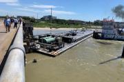 В Техасе США баржа с топливом врезалась в мост и обрушила его