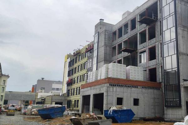 Терапевтический корпус для ЦРБ в Верхней Пышме за 5 млрд рублей готов на 62% - Фото 1