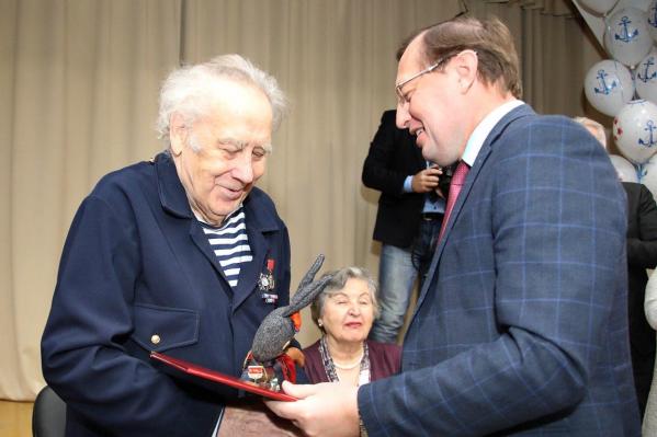  Губернатор Евгений Куйвашев поздравил известного писателя Владислава Крапивина с 80-летием  - Фото 4
