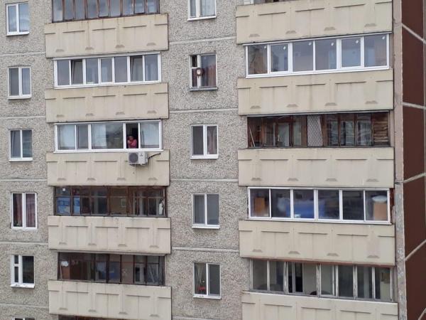 На ВИЗе пьяный екатеринбуржец вышел на балкон и стал стрелять по окнам соседнего дома - Фото 2