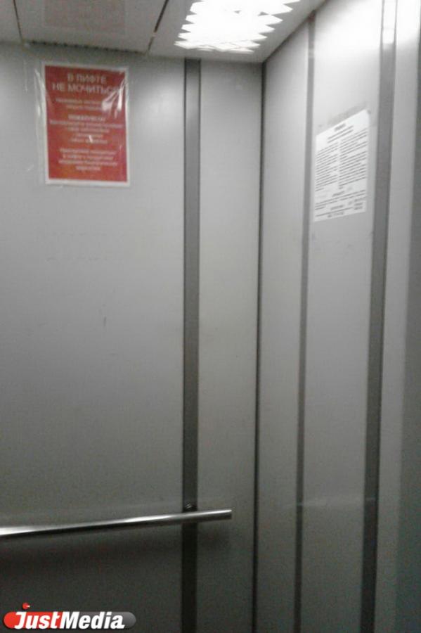 «Пожалуйста, контролируйте мочеиспускание». Неизвестные превратили новенький лифт в доме на Гражданской в общественный туалет - Фото 3