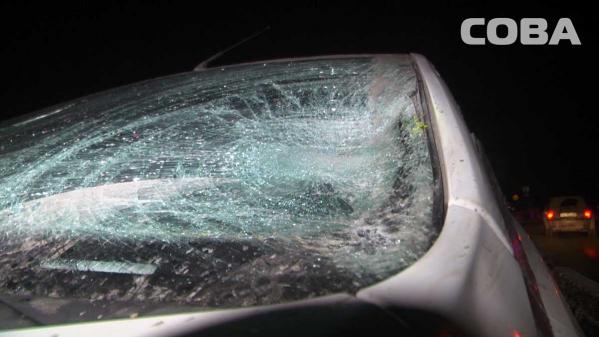 В Екатеринбурге водитель иномарки снес ограждение и сбил дорожного рабочего - Фото 2