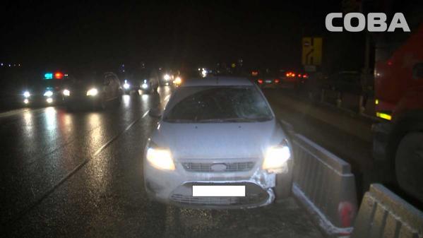 В Екатеринбурге водитель иномарки снес ограждение и сбил дорожного рабочего - Фото 5