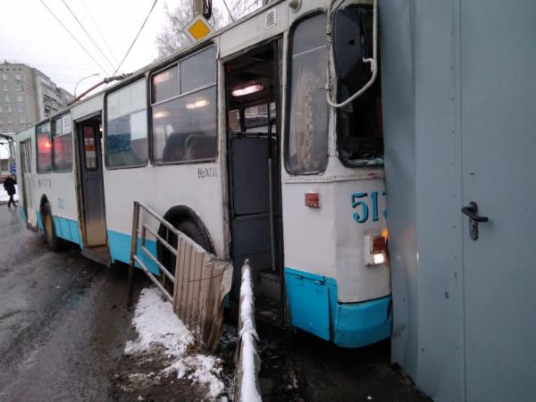 В Екатеринбурге троллейбус сбил девушку и врезался в киоск - Фото 2