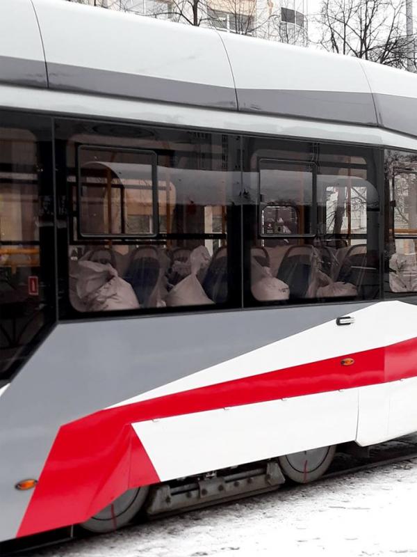 В Екатеринбурге обкатывают новый трамвай. Вместо пассажиров – мешки с песком - Фото 2