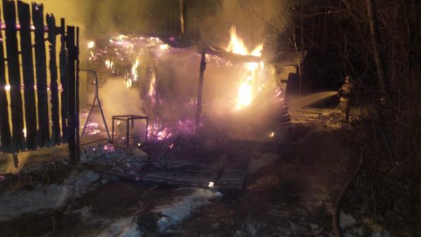 В Екатеринбурге ночью сгорели 11 домов и 3 бани - Фото 2