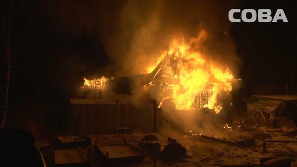В Екатеринбурге сгорел двухэтажный дом. Хозяйка успела выбраться из дома, а ее муж нет - Фото 4