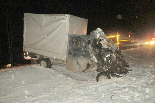 Оторвавшийся прицеп грузовика убил пять человек на трассе Екатеринбург - Челябинск - Фото 3