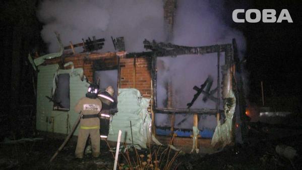 Под Екатеринбургом ночью сгорели пять садовых домов - Фото 3