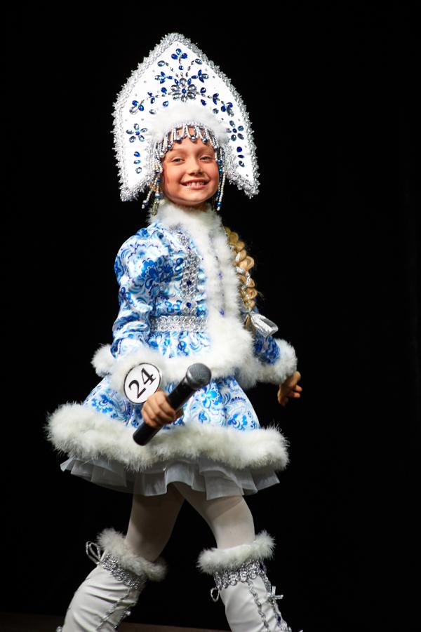 Юные участницы конкурса красоты покорили судей национальными костюмами - Фото 5