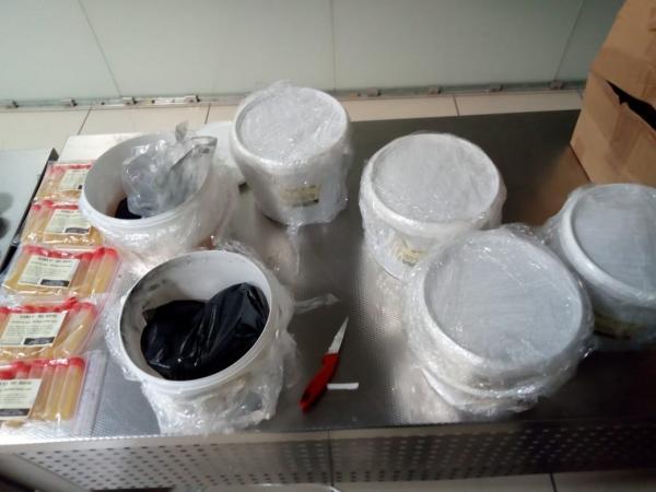 В Кольцово таможенники нашли в багаже пассажирки из Стамбула 34 кг ингредиентов для приготовления сыра - Фото 2