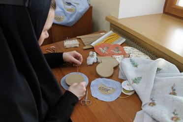 В Екатеринбурге монахини вышивают картины на елочных игрушках  - Фото 3