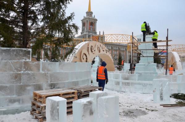 Ледовый городок на главной площади Екатеринбурга готов на 60 процентов - Фото 2