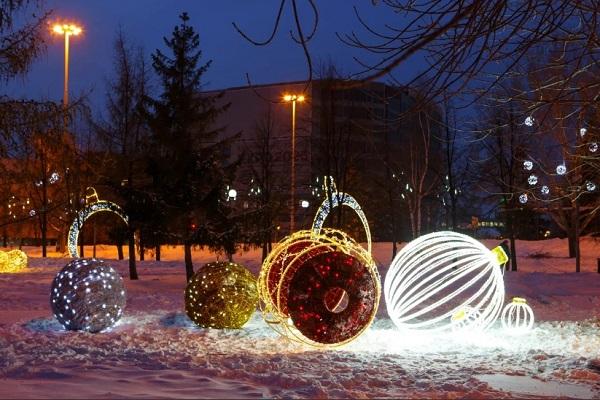 В Екатеринбурге перед театром драмы открылся «Рождественский сквер» - Фото 4
