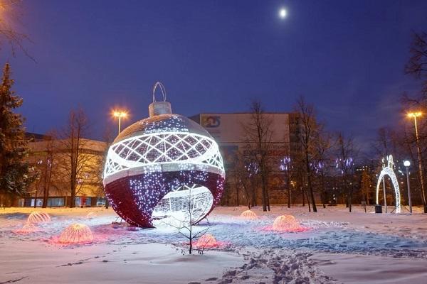 В Екатеринбурге перед театром драмы открылся «Рождественский сквер» - Фото 2