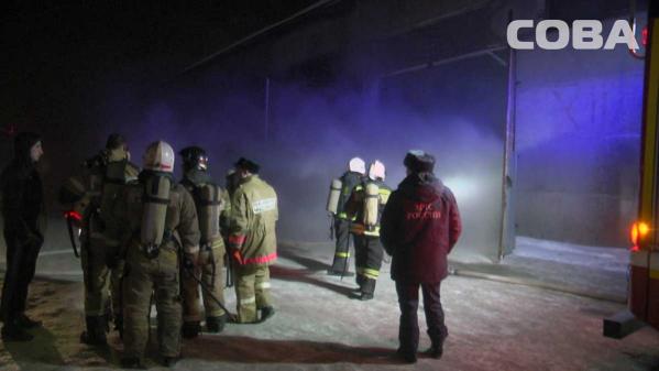 На Химмаше семь пожарных машин тушили склад с готовой продукцией - Фото 2