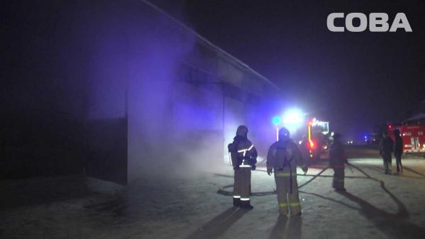 На Химмаше семь пожарных машин тушили склад с готовой продукцией - Фото 3