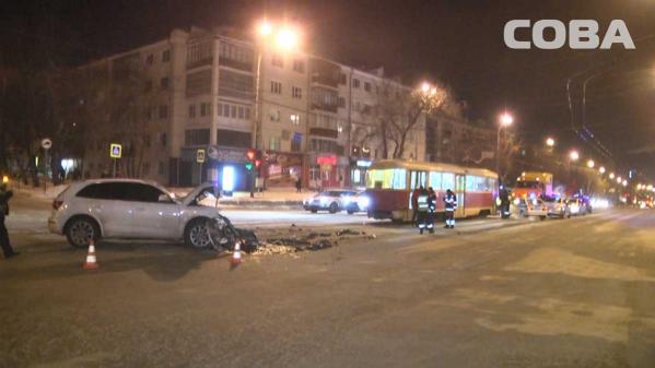В Екатеринбурге автоледи на Audi ехала на «красный» и влетела в трамвай - Фото 2