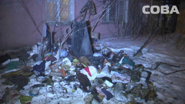 В центре Екатеринбурга горела заваленная хламом квартира - Фото 2