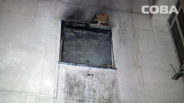 В центре Екатеринбурга горела заваленная хламом квартира - Фото 3