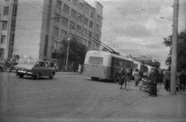Рогатых стали мыть машины, а новые линии по-прежнему строили вручную. Как работал свердловский троллейбус во второй половине 1970-х в спецпроекте «Е-транспорт» - Фото 12