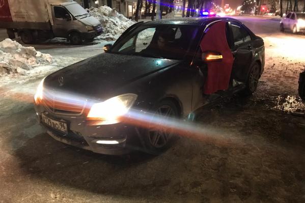 В центре Екатеринбурга Mercedes подставился под Renault - Фото 2