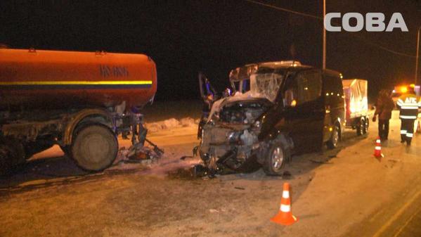 В Екатеринбурге страшной аварии с участием микроавтобуса и снегоуборочной техники пострадали 5 человек - Фото 3