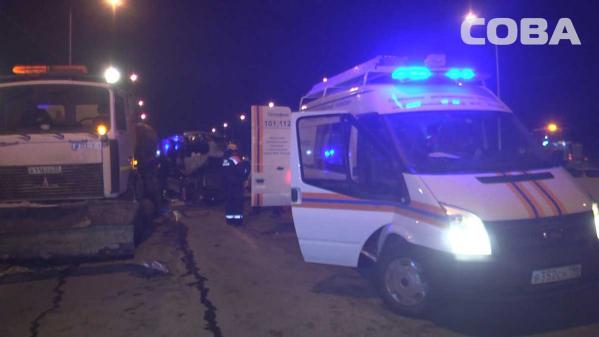 В Екатеринбурге страшной аварии с участием микроавтобуса и снегоуборочной техники пострадали 5 человек - Фото 4