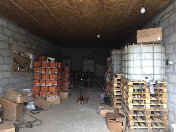 В Свердловской области накрыли подпольный цех и склад, где хранилось 16 тонн паленого алкоголя  - Фото 3
