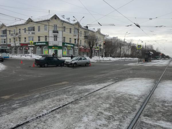 В Екатеринбурге мама-водитель KIA Rio влетела в столб. Пострадала ее 7-летняя дочка - Фото 2